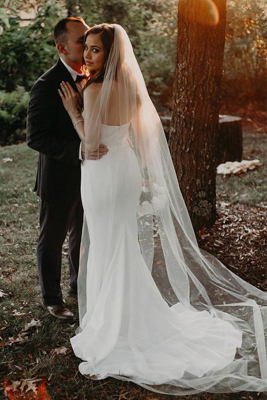 Vestidos de novia de satén sin mangas con escote corazón y corte playero con volantes
